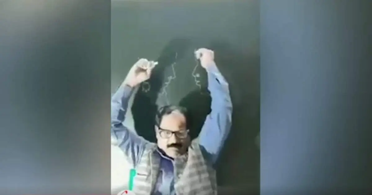 نقاش هندی که پشت به تابلو نقاشی می‌کشد+فیلم