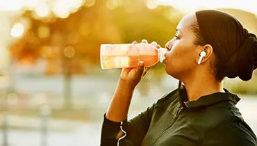 آب الکترولیت دار چیست و چه تاثیری بر سلامت و عملکرد بدن دارد ؟
