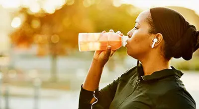 آب الکترولیت دار چیست و چه تاثیری بر سلامت و عملکرد بدن دارد ؟
