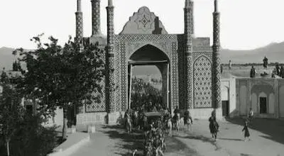 یک آلمانی و همسرش با مرسدس‌بنز در دروازه شمیران؛ ۹۷ سال قبل + عکس