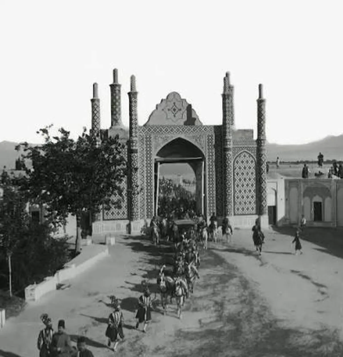 یک آلمانی و همسرش با مرسدس‌بنز در دروازه شمیران؛ ۹۷ سال قبل + عکس