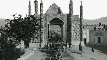 یک آلمانی و همسرش با مرسدس‌بنز در دروازه شمیران؛ ۹۷ سال قبل + عکس