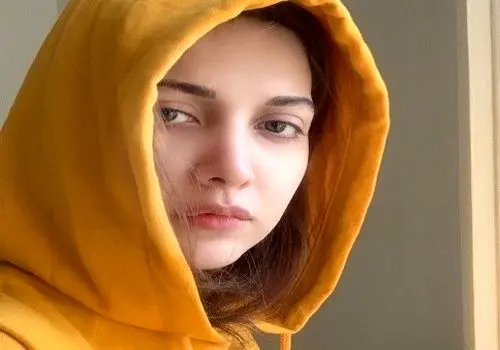 چهره متفاوت روشنک گرامی با چادر+ عکس
