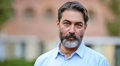 حضور پارسا پیروزفر و پوریا رحیمی‌سام در اجرای «موش‌های بلفاست»+فیلم