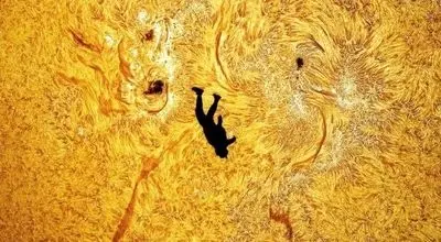 شگفت‌انگیزترین تصاویر فضایی ۲۰۲۵؛ از دنباله‌دار بیگانه تا آتشفشان مریخی + عکس

