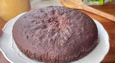 طرز تهیه لذیذترین کیک اسفنجی شکلاتی فقط در ۳ دقیقه+ فیلم / دستور پخت کیک اسفنجی شکلاتی با پف زیاد