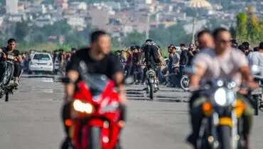 حرکات جنون‌ آمیز و آکروباتیک موتورسوار مشهدی وسط اتوبان! + فیلم