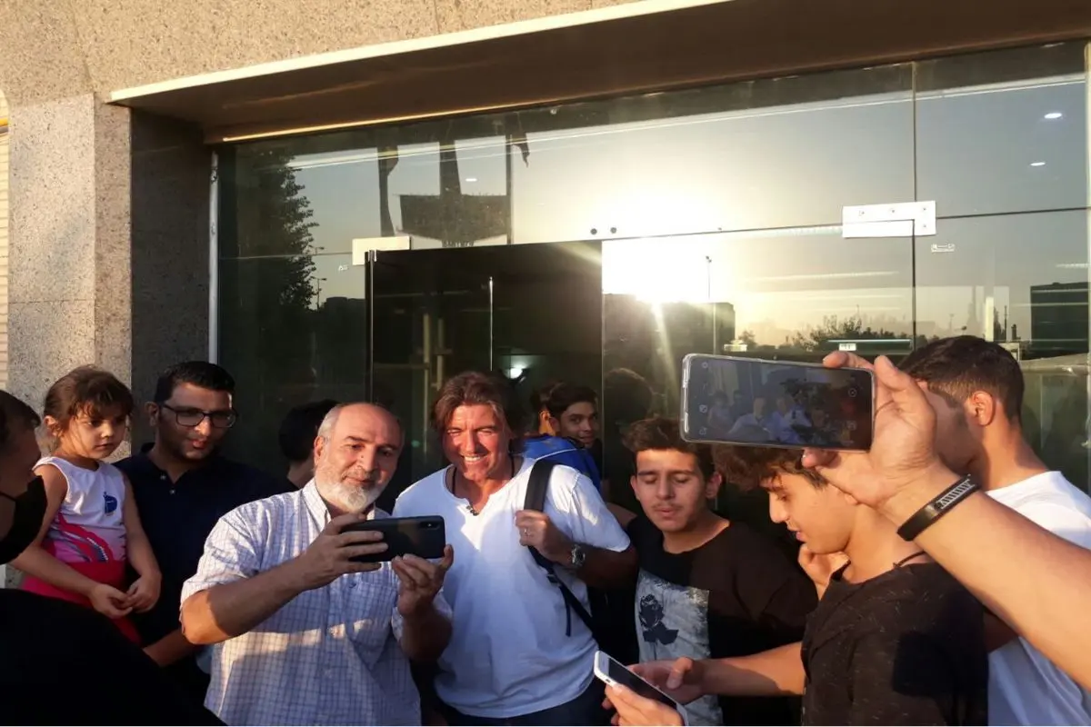 سلفی هواداران استقلال با اعضای این تیم+ عکس