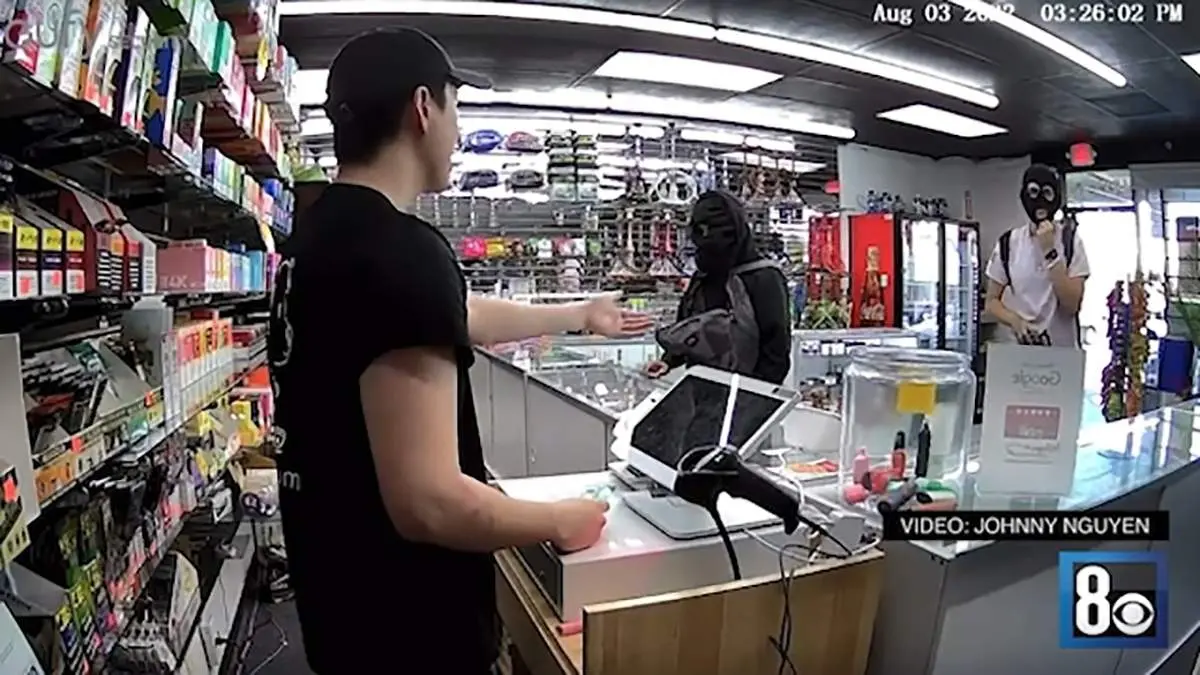 درگیری خونین فروشنده با سارقان در آمریکا + فیلم