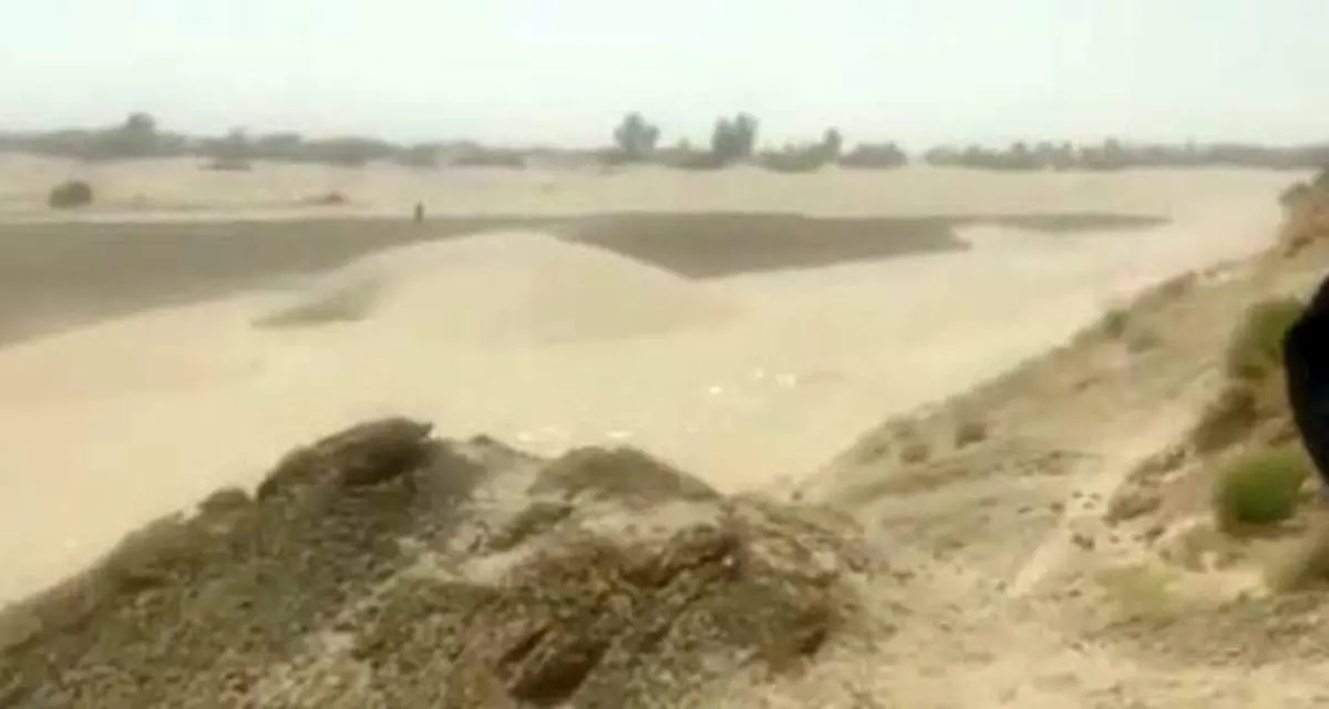 لحظه رسیدن سیلاب از کشور افغانستان به سیستان+ فیلم