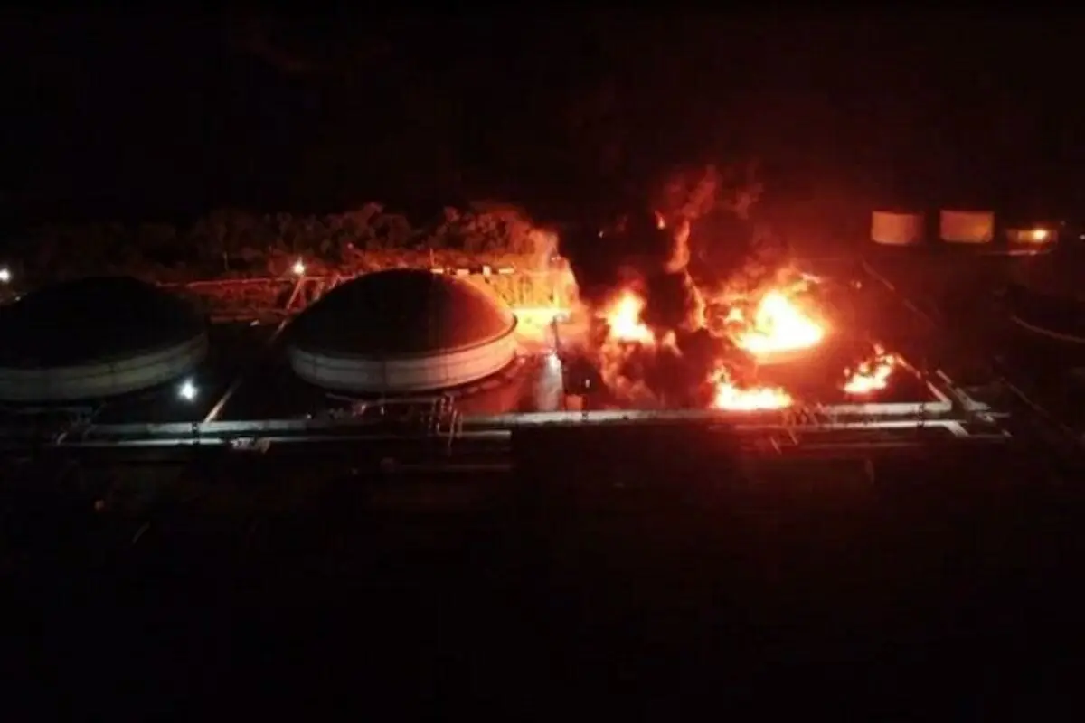 آتش سوزی وحشتناک در انبار نفت کوبا بر اثر صاعقه!+ فیلم