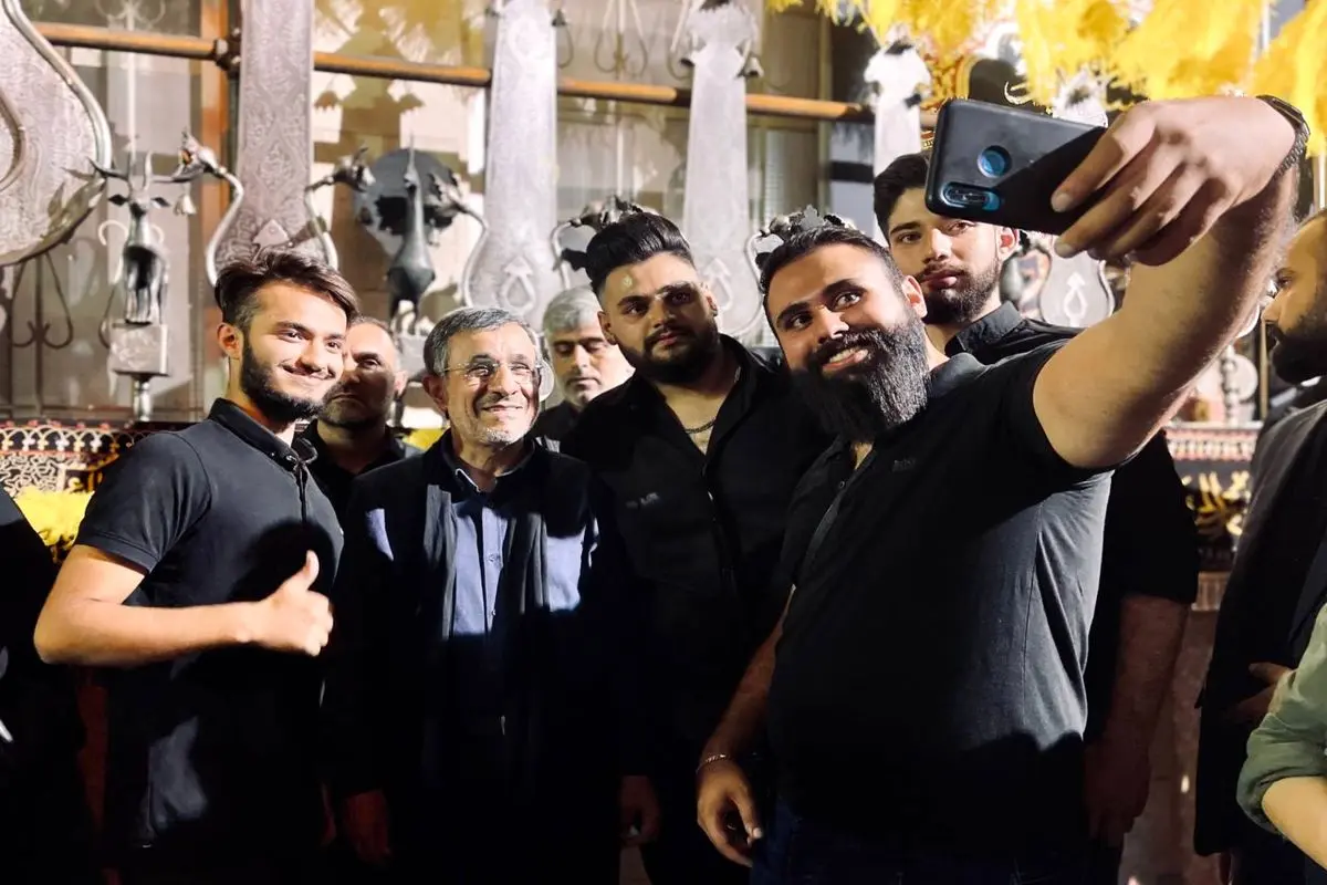 عکس‌ یادگاری مردم با احمدی‌ نژاد در مراسم شب تاسوعا+ تصاویر