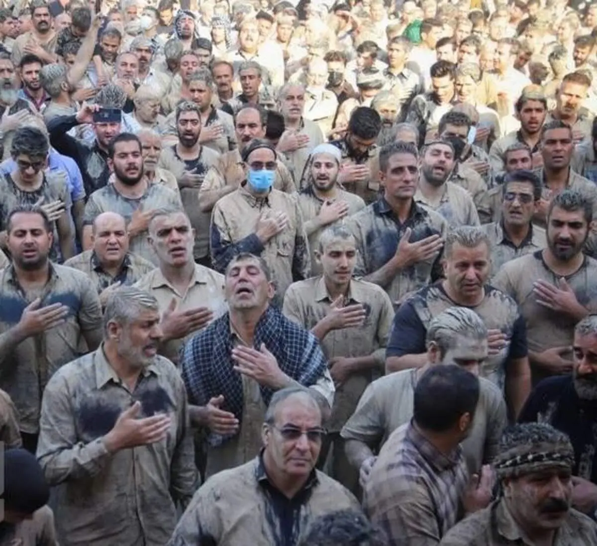 مراسم گِل‌ مالی لرستانی‌ ها در عزای حسین(ع)