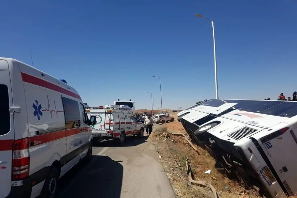 مصدوم شدن ۱۱ نفر در واژگونی اتوبوس در جاده فیروزآباد