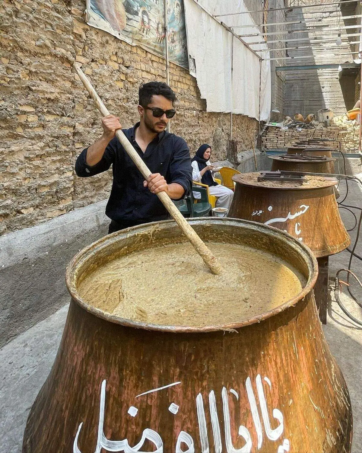 ساعد سهیلی و همسر خارجی‌اش پای دیگ نذری! + عکس