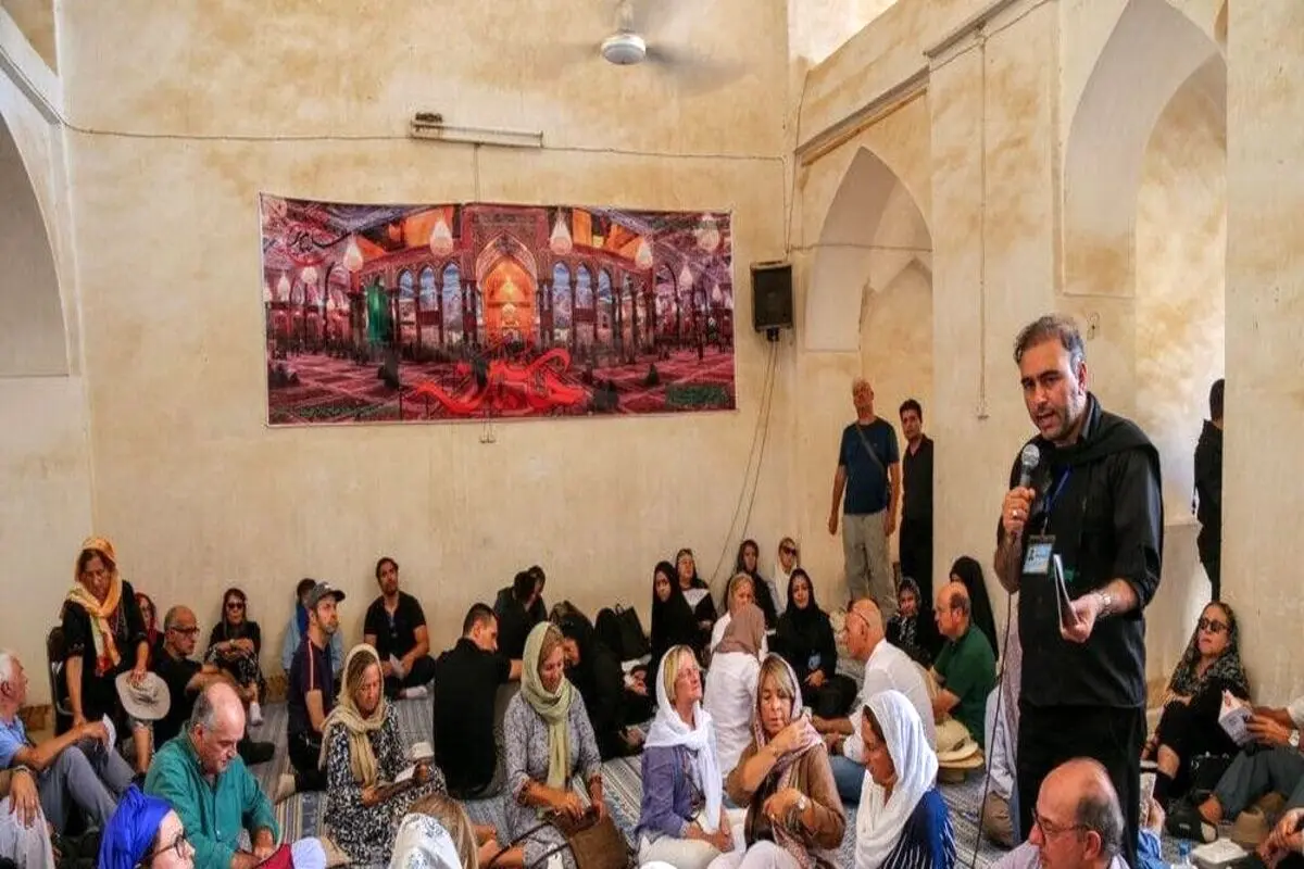 تصاویری از نذریخوریِ توریستهای خارجی در یزد