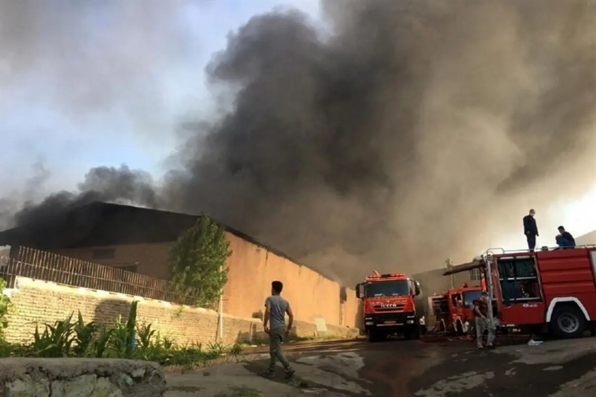 آتش‌سوزی در کارگاه تولیدی در منطقه صنعتی جاجرود+فیلم