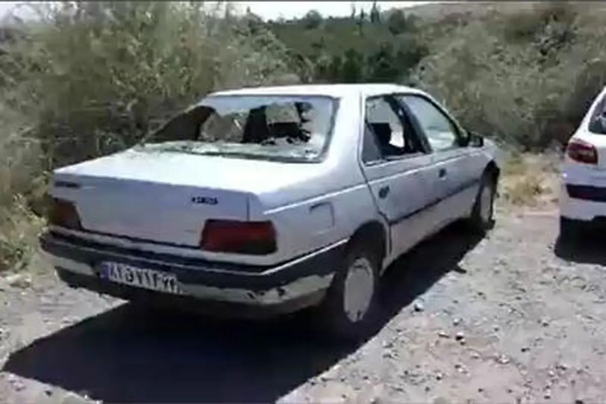 حمله به ماشین‌ های مردم در ارزنه؛ شکستن شیشه خودروی گردشگران + فیلم