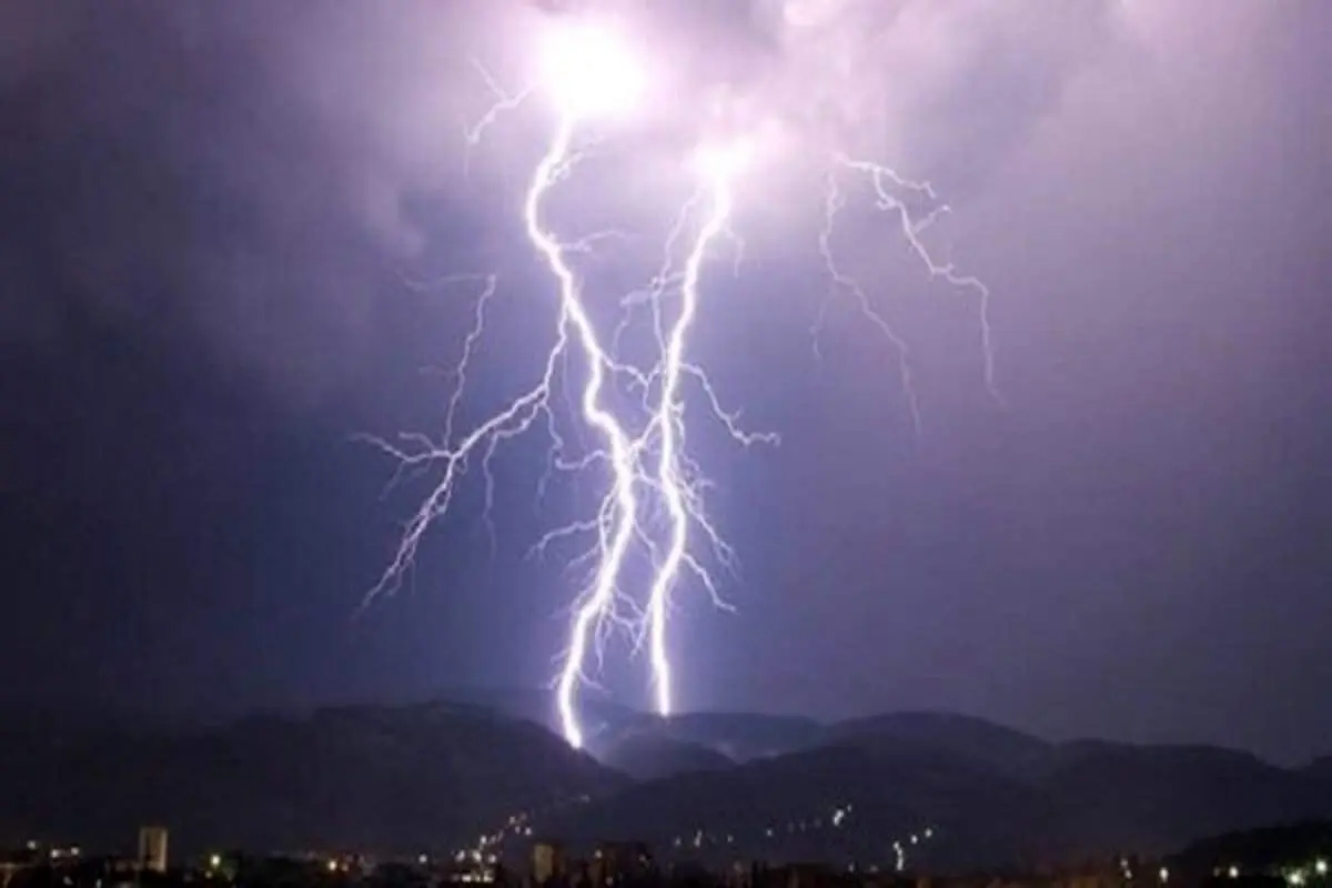 صاعقه در شهرستان ممسنی ۲ نفر را راهی بیمارستان کرد