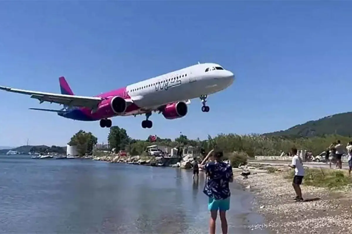 فرود ترسناک هواپیما در یونان در چند قدمی گردشگران+ فیلم