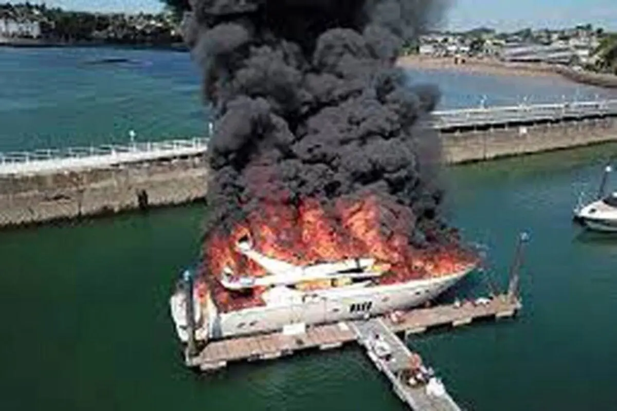 آتش سوزی وحشتناک قایق تفریحی ۲۵ میلیون دلاری و صفر کیلومتر! + فیلم