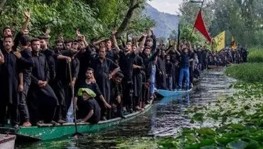 عزاداری متفاوت کشمیری‌ ها روی آب + فیلم