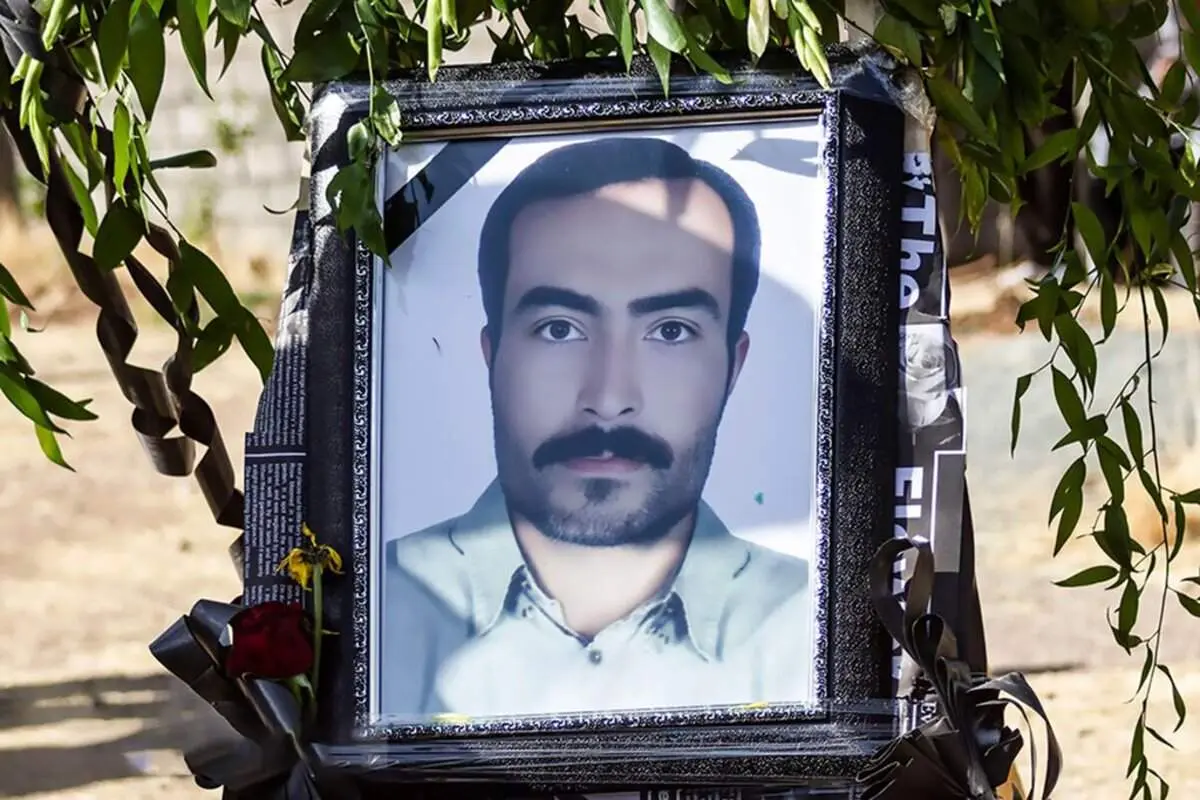 تصاویر مراسم خاکسپاری محیط بان برومند نجفی که مقابل دادگاه به قتل رسید