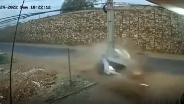 تصادف شدید و مرگبار یک خودرو با تیر برق!+ فیلم