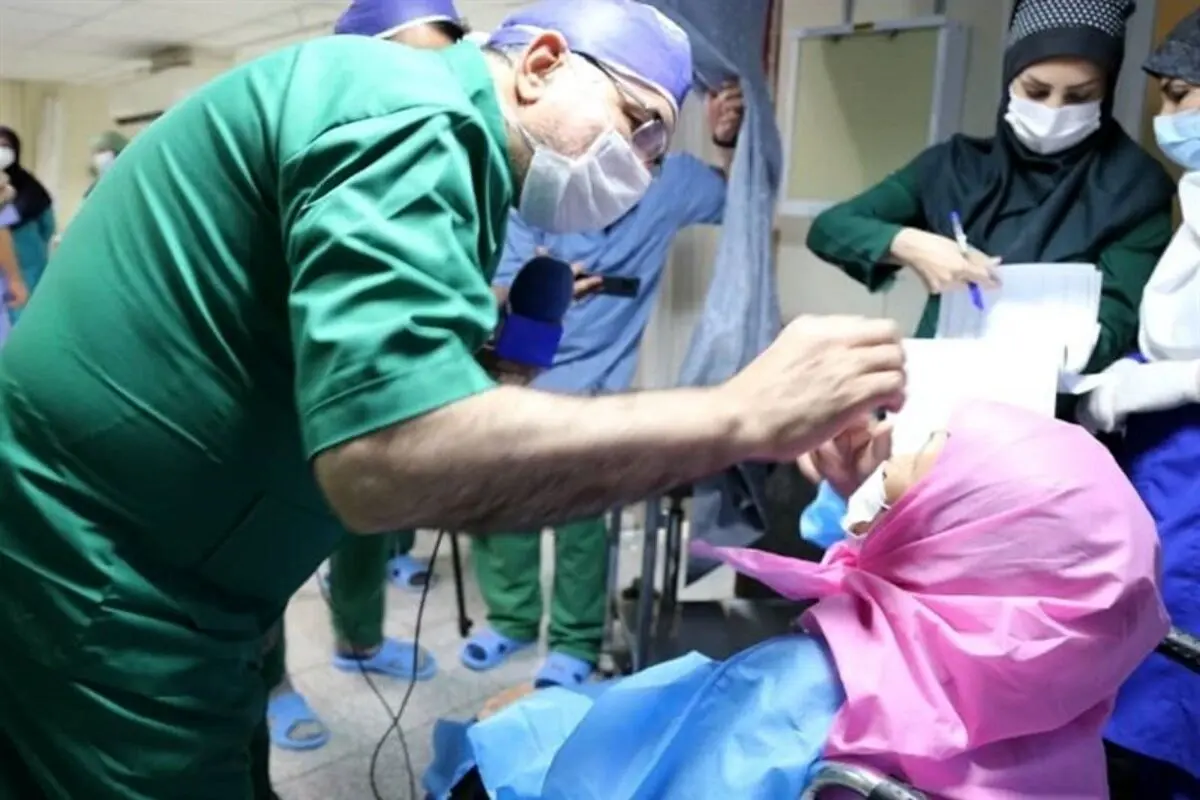 وزیر بهداشت در بیمارستان همدان چشم پیرزن روستایی را عمل کرد + تصاویر