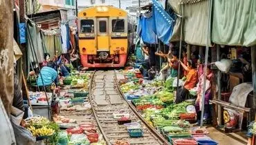 عبور جالب قطار از میان بازار+فیلم