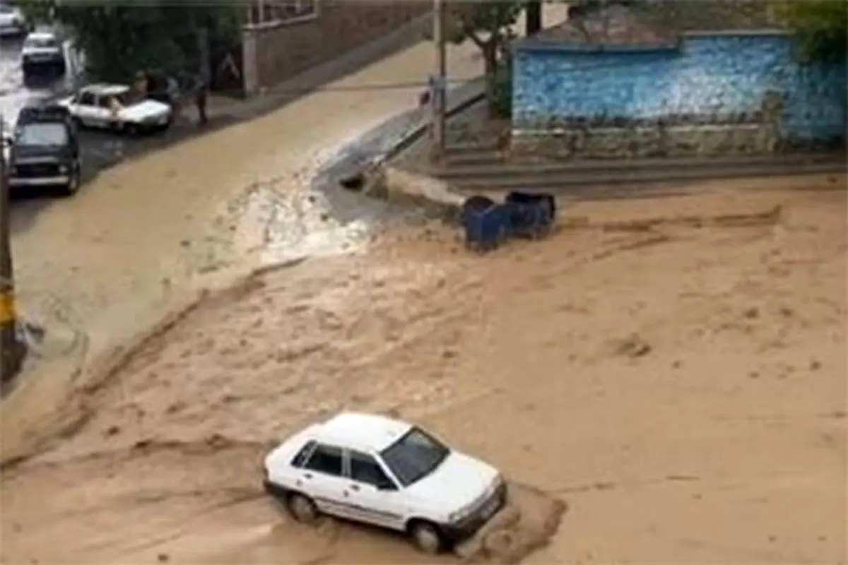 عصر امروز؛ سیلاب وحشتناک در خیابان شریعتی رودهن و بردن خودروها + فیلم