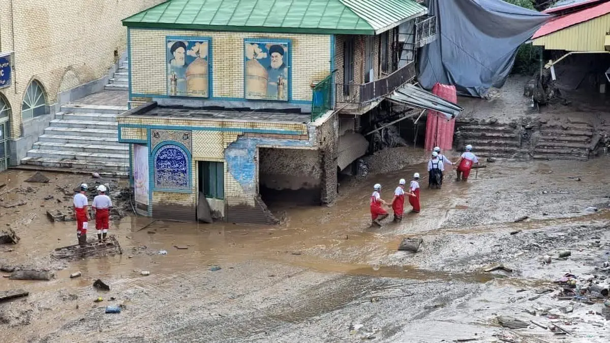 تصویری غم‌ انگیز از یک پدر در سیل امامزاده داوود