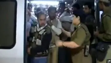 برخورد پلیس هند با مردهایی که سوار واگن مخصوص زنان در مترو شده بودند + فیلم