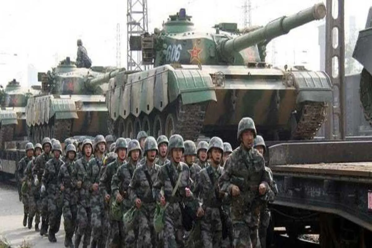 انتقال ادوات سنگین نظامی و توپخانه‌ ای ارتش چین به سمت بندر فوجیان در نزدیکی مرز آبی با تایوان + فیلم