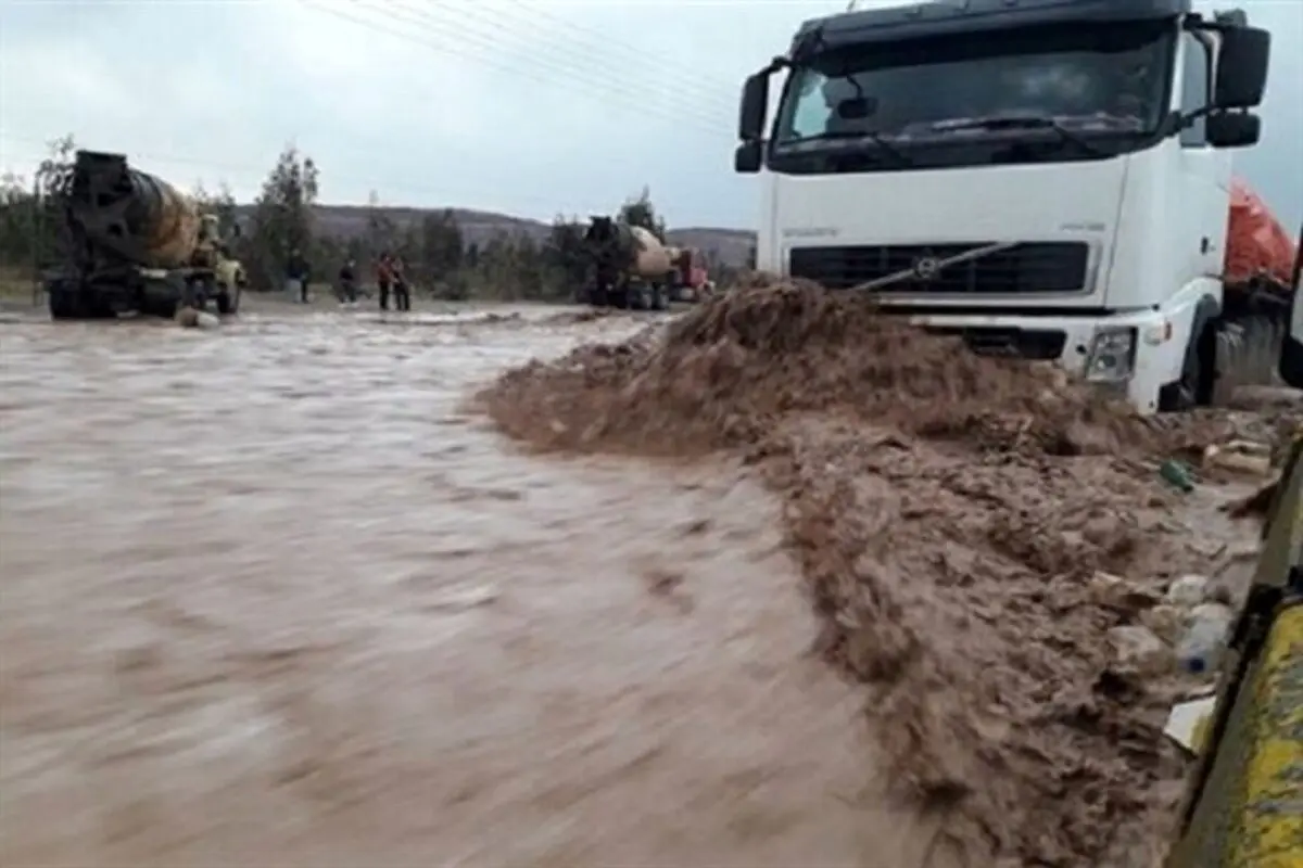 افزایش تعداد فوتی‌ های سیلاب اخیر به ۵۶ نفر و ۱۸ نفر مفقودی / ریزش کوه در جاده کرج - چالوس + فیلم و تصاویر