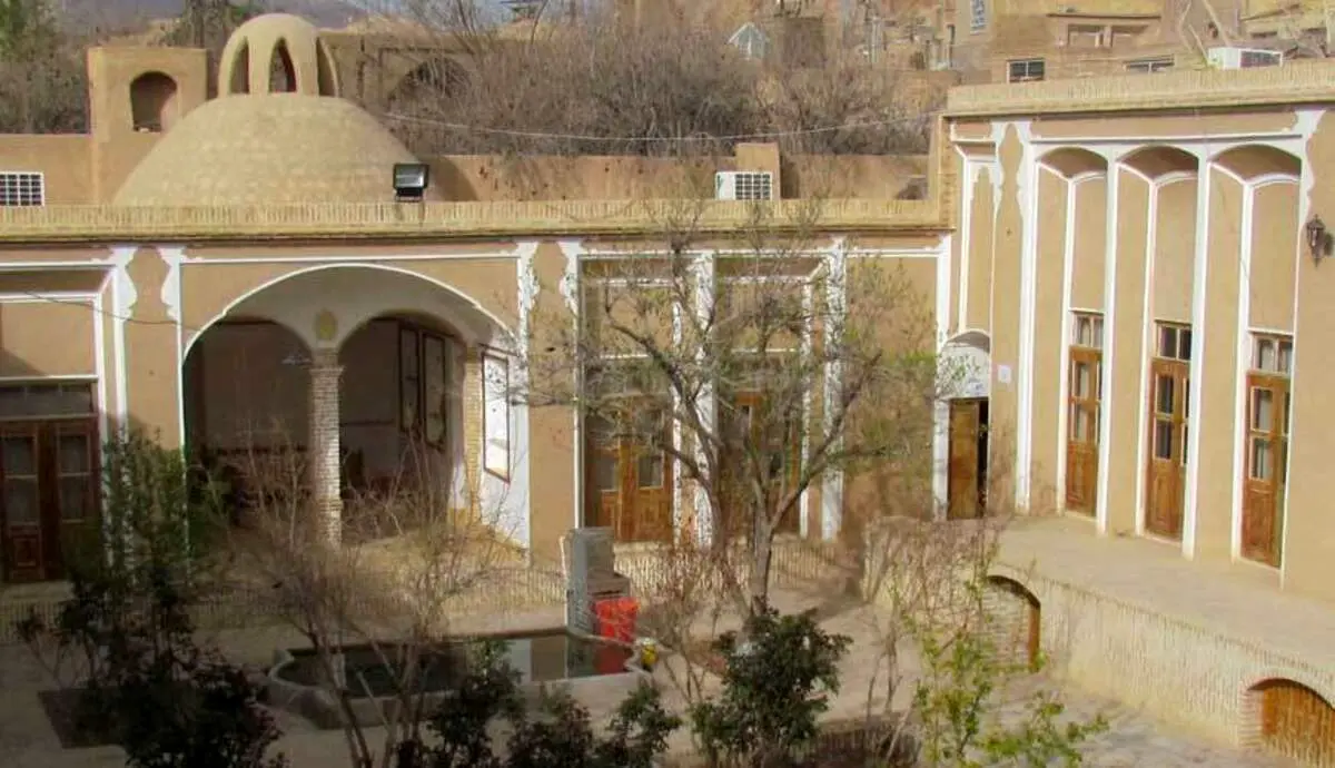 لحظه فرو ریختن «خانه رزاقیان» شهر تفت پس از بارش باران و سیل + فیلم