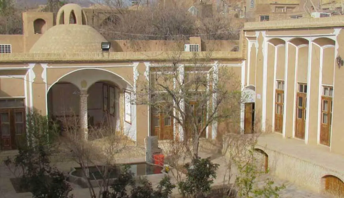 لحظه فرو ریختن «خانه رزاقیان» شهر تفت پس از بارش باران و سیل + فیلم