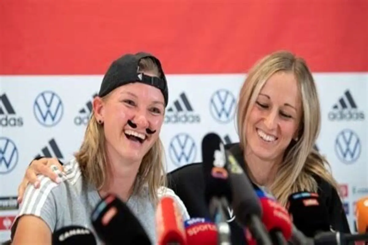 حضور خنده دار ستاره تیم ملی زنان آلمان با سبیل در کنفرانس خبری!+ فیلم