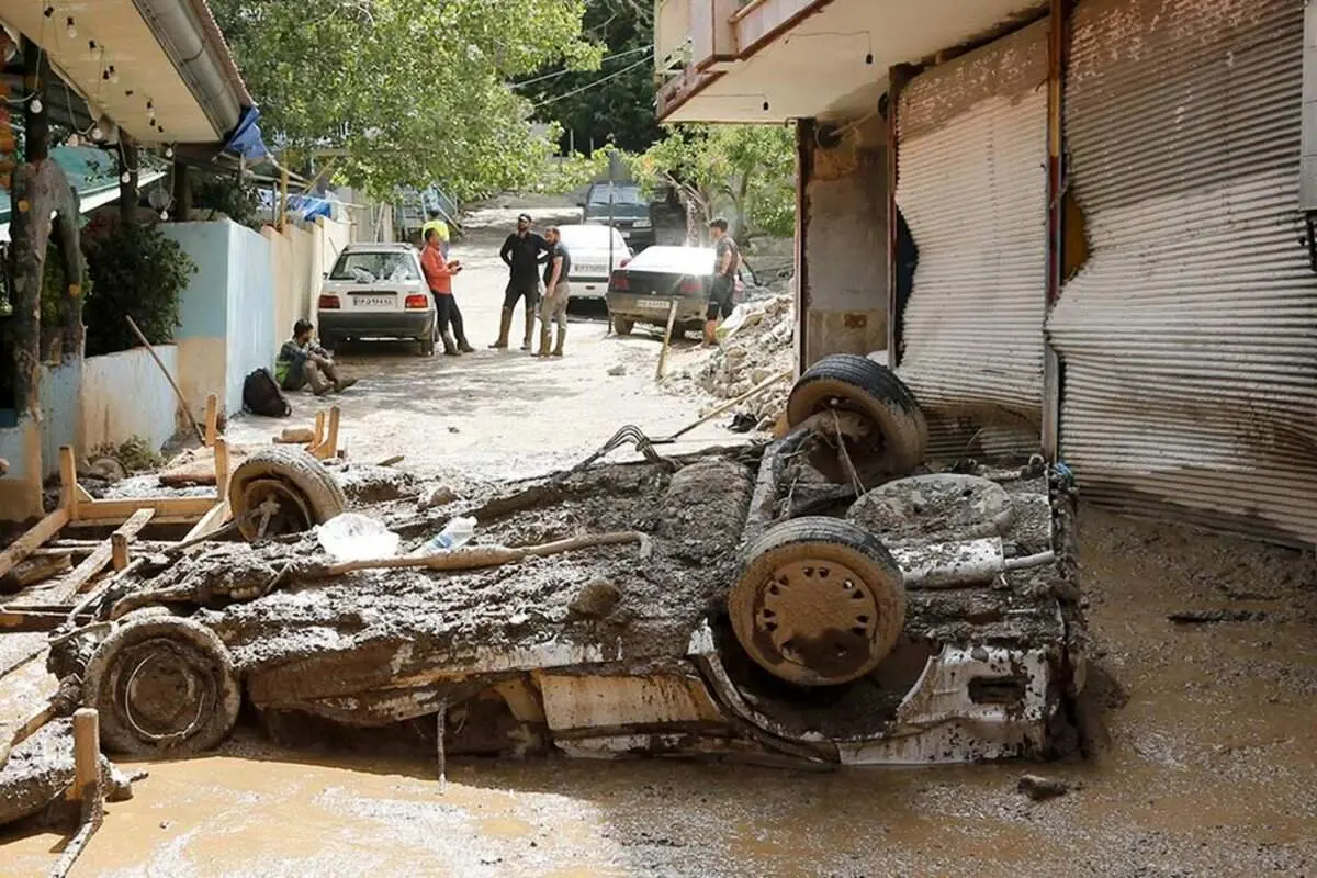 ۵۰ تصویر عجیب از خودروهایی که در سیل نابود شدند | پراید نصف شد!