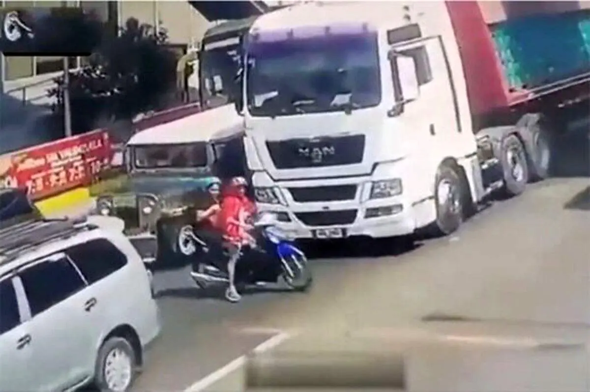 لحظه هولناک عبور چرخ‌ های کامیون از روی سر موتورسوار؛ معجزه کلاه کاسکت! + فیلم