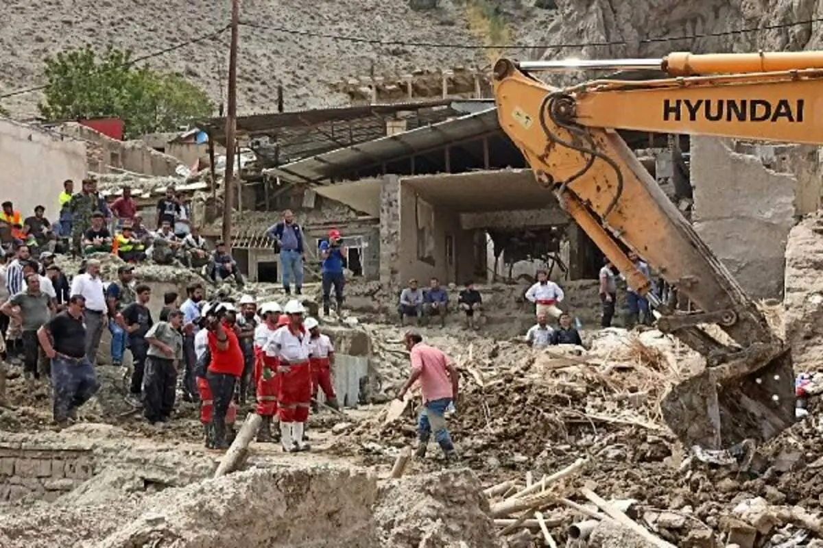 استاندار تهران: فوتی های سیل فیروزکوه به ۱۵ تن رسید