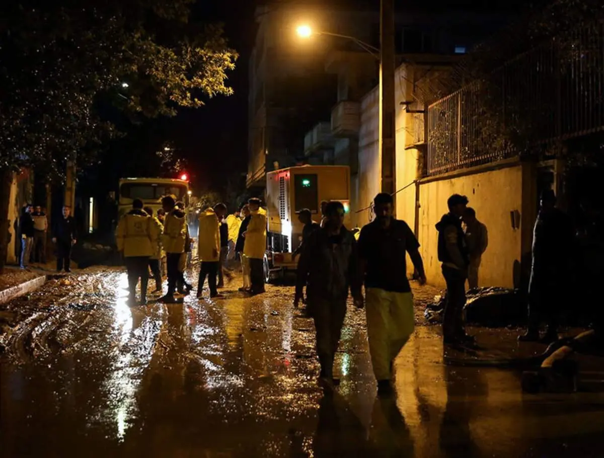 سقوط وحشتناک دو دختر جوان در جوی آب در جریان سیل شیراز!+ فیلم