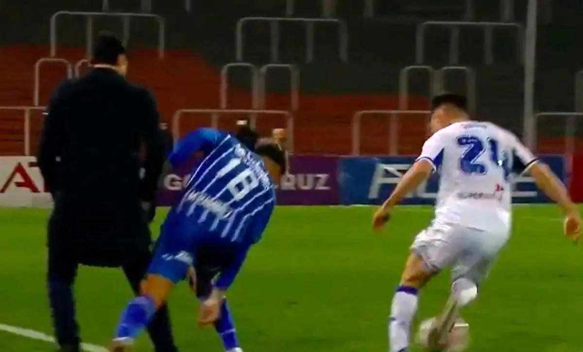 حرکت عجیب و خنده دار یک سرمربی روی بازیکن حریف!+ فیلم