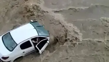 نجات معجزه آسا و نفسگیر یک کودک در سیل یاسوج!+ فیلم