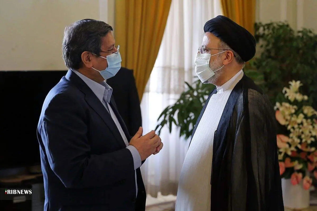 همتی: رئیسی همچنان درگیر «تبدیل فرش‌ های دفتر دولت به زیلو» است