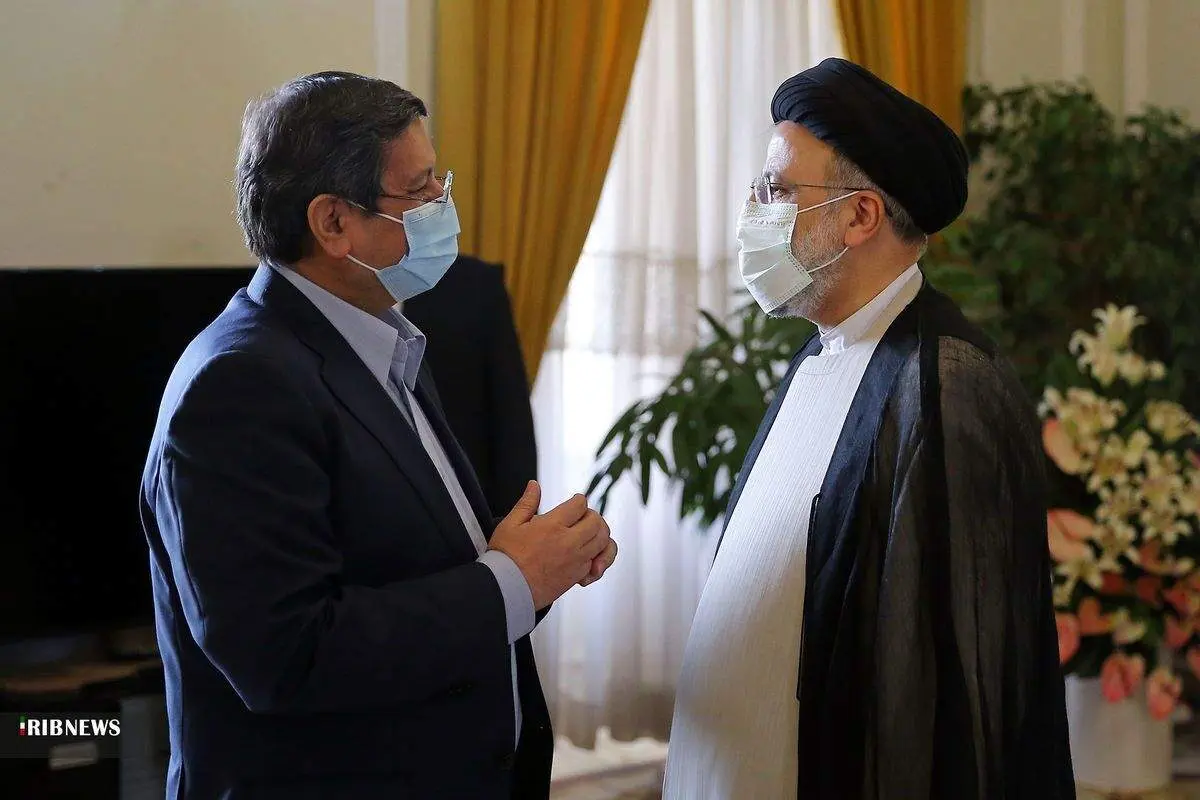 همتی: رئیسی همچنان درگیر «تبدیل فرش‌ های دفتر دولت به زیلو» است