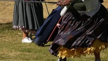 گلف بازی حرفه ای زنان بولیوی با لباس بومی!+ فیلم