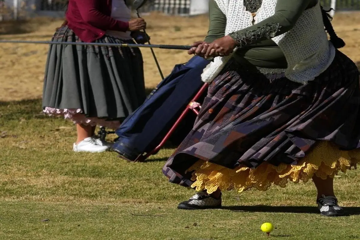 گلف بازی حرفه ای زنان بولیوی با لباس بومی!+ فیلم