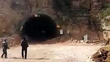 لحظه وحشتناک فرو ریختن تونلی در دهدشت؛ احتمال گیر کردن کارگران زیر آوار + فیلم