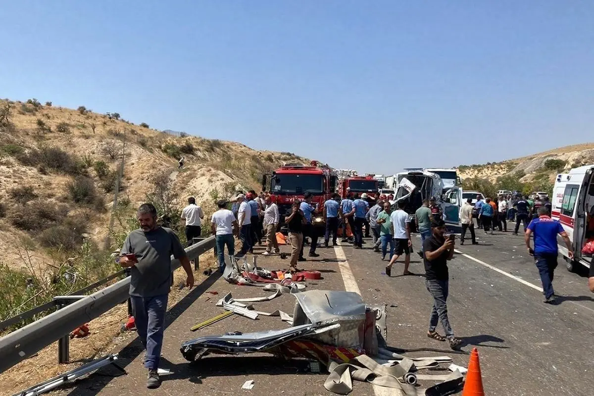 ۳۲ کشته و ۴۵ زخمی در برخورد اتوبوس با تیم اورژانس در ترکیه + فیلم و تصاویر